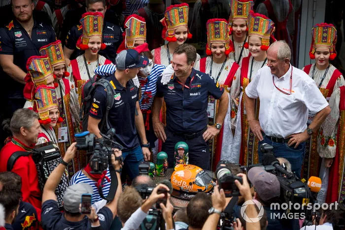 Max Verstappen, Red Bull Racing celebra su cumpleaños con Christian Horner, Red Bull Racing Team Principal y Dr Helmut Marko, Red Bull Motorsport