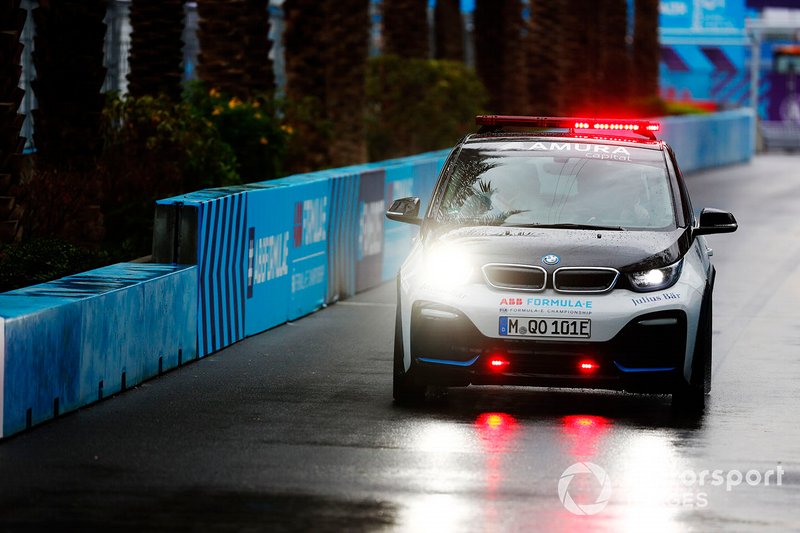 El auto del director de carrera en la pista