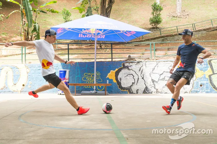 Max Verstappen y Daniel Ricciardo, Red Bull Racing juegan Futsal en Brasil