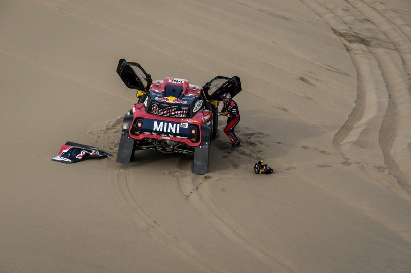 #304 X-Raid Mini JCW Team: Stéphane Peterhansel helping David Castera