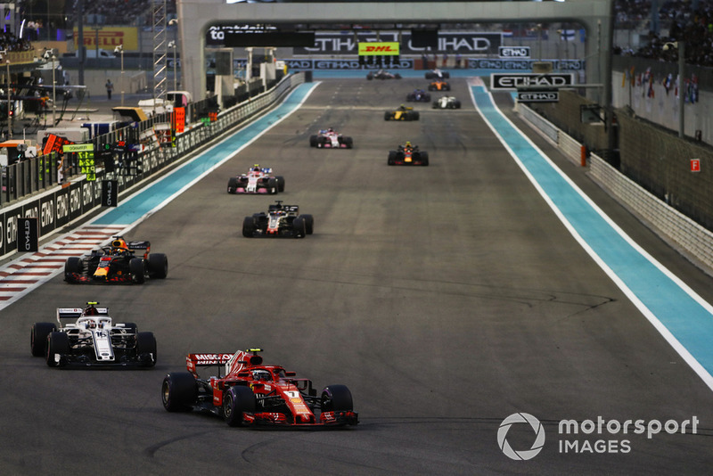 Kimi Raikkonen, Ferrari SF71H, precede Charles Leclerc, Sauber C37, Daniel Ricciardo, Red Bull Racing RB14, Romain Grosjean, Haas F1 Team VF-18, Esteban Ocon, Racing Point Force India VJM11, e il resto del gruppo, alla partenza
