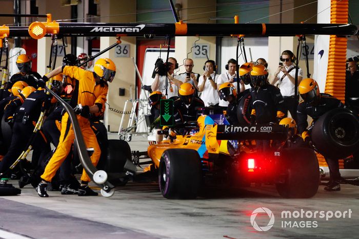 Fernando Alonso, McLaren MCL33, pit stop