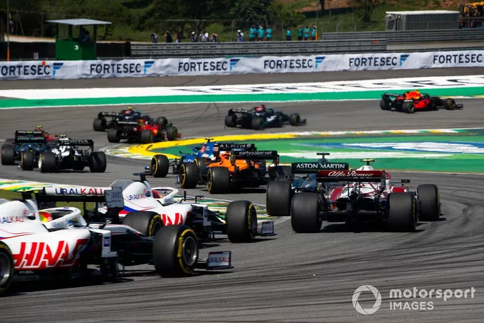 Sergio Pérez, Red Bull Racing RB16B, Lewis Hamilton, Mercedes W12, Valtteri Bottas, Mercedes W12, Charles Leclerc, Ferrari SF21, y el resto de la parrilla en la reanudación