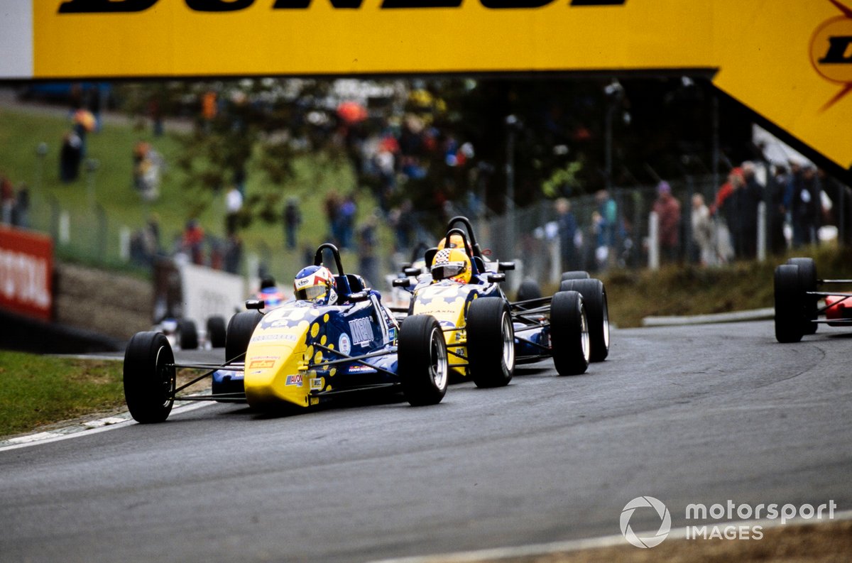 Westley Barber, Duckhams Racing, Van Diemen RF02, leads Jan Heylen, Duckhams Racing, Van Diemen RF02