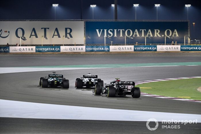 Yuki Tsunoda, AlphaTauri AT02, Lance Stroll, Aston Martin AMR21, y Valtteri Bottas, Mercedes W12