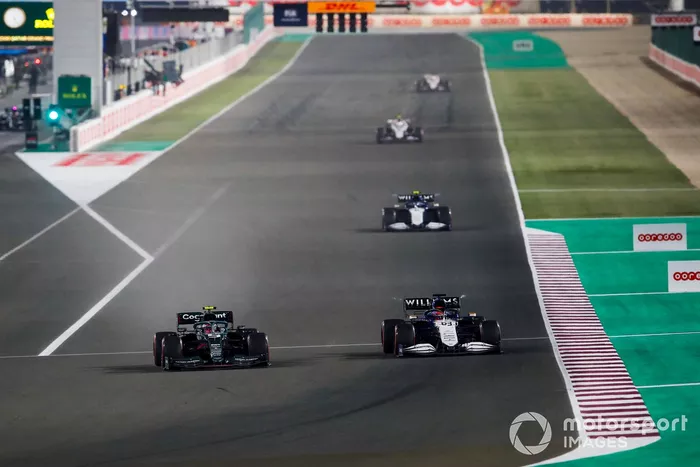 Sebastian Vettel, Aston Martin AMR21, lucha con George Russell, Williams FW43B