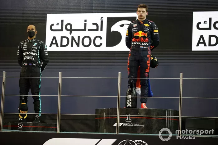 Podio: ganador y campeón Max Verstappen, Red Bull Racing, segundo lugar Lewis Hamilton, Mercedes