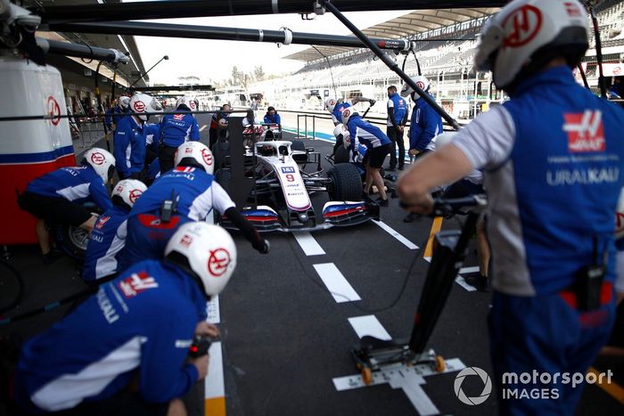 Nikita Mazepin, Haas VF-21 practica un pit stop