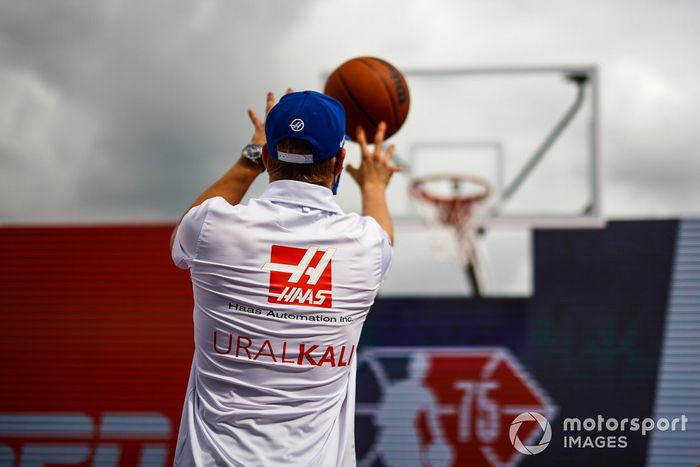Mick Schumacher, de Haas F1, juega al baloncesto