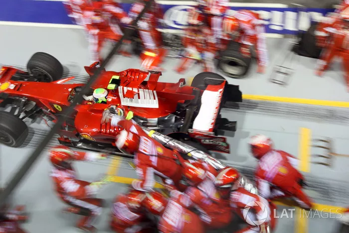Arrêt au stand mouvementé pour Felipe Massa, Ferrari F2008