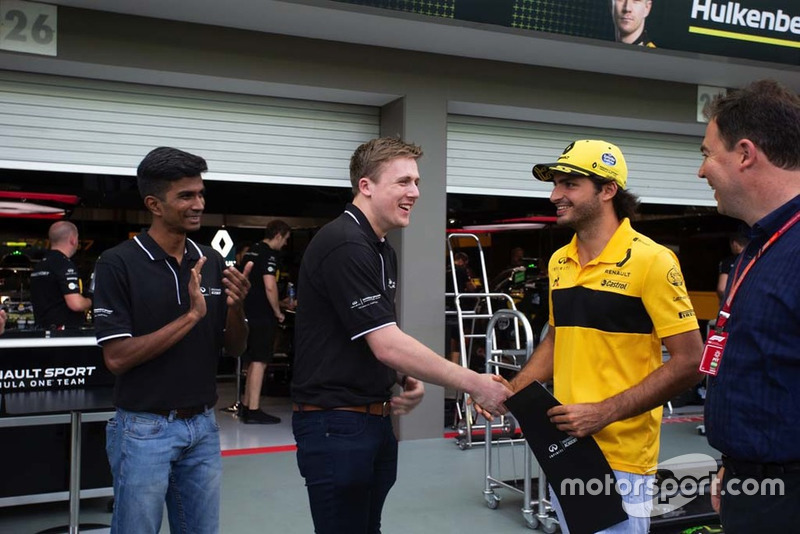 Partecipanti alla Infiniti Engineering Academy con James Allen e Carlos Sainz Jr., Renault Sport F1 Team