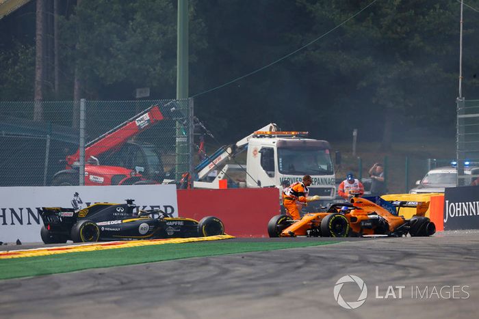 Nico Hulkenberg, Renault Sport F1 Team R.S. 18, choca con Fernando Alonso, McLaren MCL33, en la salida y los comisarios acuden a ayudarle