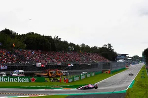 Sergio Perez, Racing Point Force India VJM11, devant Brendon Hartley, Toro Rosso STR13
