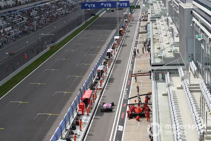 Esteban Ocon, Racing Point Force India VJM11 y Kimi Raikkonen, Ferrari SF71H en el pit lane
