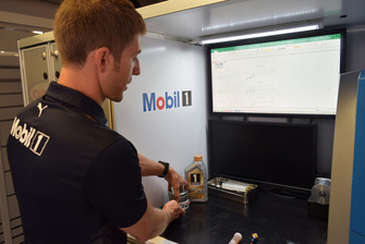 Ingegnere Exxon-Mobil al lavoro nel laboratorio mobile all'interno del box Red Bull