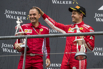 Sebastian Vettel, Ferrari en David Sanchez, Ferrari vieren op het podium