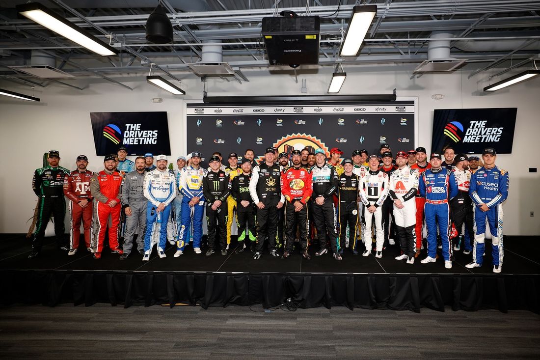 Martin Truex Jr, Joe Gibbs Racing posa con los pilotos de la Copa Nascar