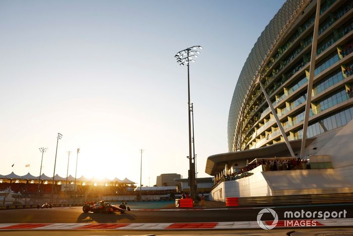 Lando Norris, McLaren MCL38, Oscar Piastri, McLaren MCL38, en la vuelta de formación.