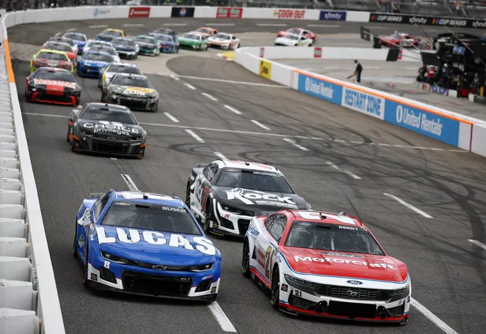 Kyle Busch, Richard Childress Racing Chevrolet, Josh Berry, Wood Brothers Racing Ford