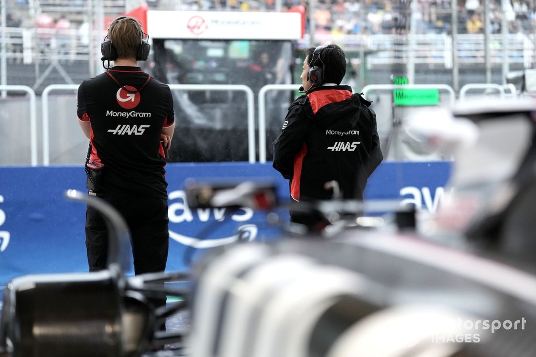 Ayao Komatsu, director del equipo Haas F1 Team, un compañero de equipo en el garaje 