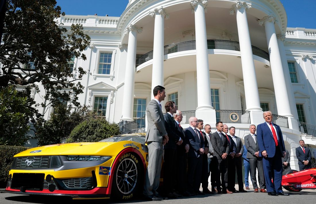 El presidente de Estados Unidos, Donald Trump, Roger Penske, el comisionado de la NASCAR, Steve Phelps, y el presidente de la NASCAR, Steve O'Donnell, Joey Logano, Ryan Blaney.