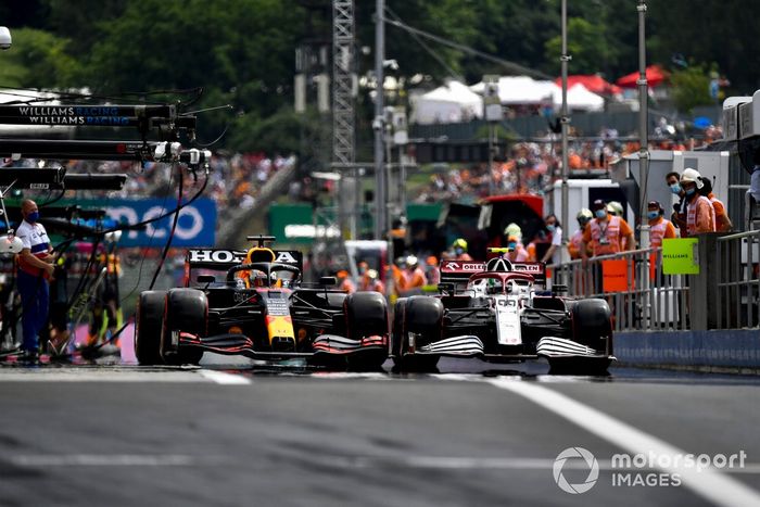Max Verstappen, Red Bull Racing RB16B, Antonio Giovinazzi, Alfa Romeo Racing C41, in the pits