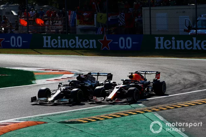 Lewis Hamilton, Mercedes W12, y Max Verstappen, Red Bull Racing RB16B chocan durante la carrera
