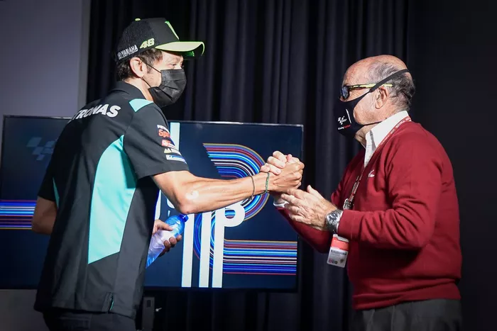 Valentino Rossi, Petronas Yamaha SRT estrecha la mano de Carmelo Ezpeleta, CEO de Dorna