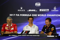 Керівник команди Ferrari Мауріціо Аррівабене, керівник Mercedes AMG F1 Тото Вольфф, керівник Red Bul
