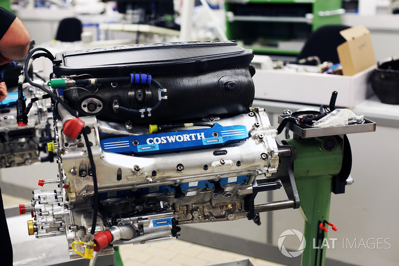 Un motore Cosworth alla fabbrica della Cosworth a Northampton