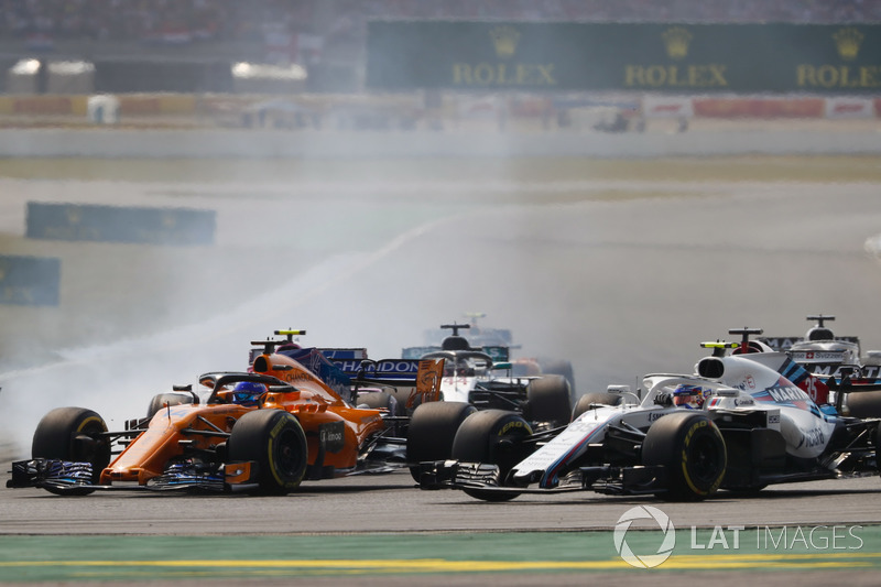 Stoffel Vandoorne, McLaren MCL33,  Sergey Sirotkin, Williams FW41 y Lewis Hamilton, Mercedes AMG F1 W09, al inicio