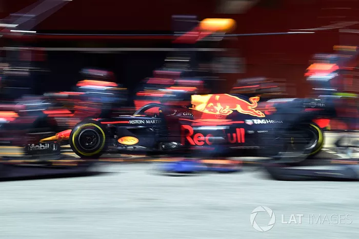 Max Verstappen, Red Bull Racing RB14 pit stop