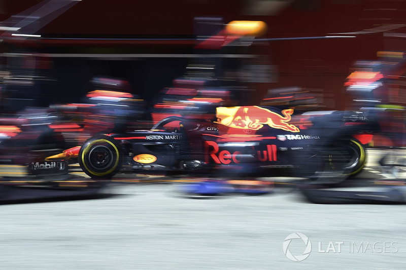 Max Verstappen, Red Bull Racing RB14 pit stop