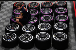 Mécanicien Red Bull Racing et pneus Pirelli