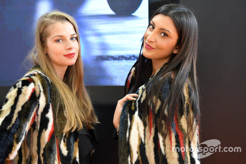 Las chicas en el Salón del Automóvil de Bolonia 2017