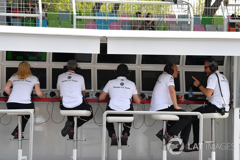 Sauber pit wall gantry