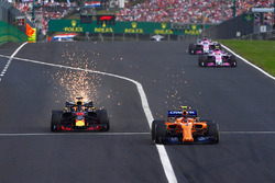 Даніель Ріккардо, Red Bull Racing, та Фернандо Алонсо, McLaren MCL33, під час боротьби