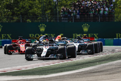 f1-hungarian-gp-2018-lewis-hamilton-mercedes-amg-f1-w09-leads-the-pack-in-the-first-corner Hamilton não enfrenta dificuldades e vence na Hungria Esportes f1-hungarian-gp-2018-lewis-hamilton-mercedes-amg-f1-w09-leads-the-pack-in-the-first-corner Hamilton não enfrenta dificuldades e vence na Hungria Esportes