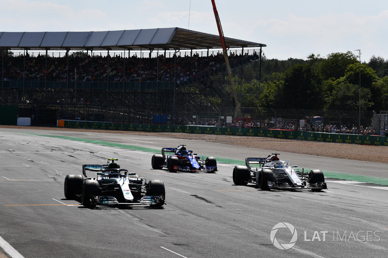 Valtteri Bottas, Mercedes-AMG F1 W09 et Marcus Ericsson, Sauber C37 font des essais de départ