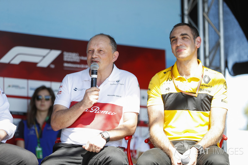 Frederic Vasseur, Team Principal, Sauber, and Cyril Abiteboul, Managing Director, Renault Sport F1 T