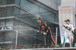 Winnaar Daniel Ricciardo, Red Bull Racing, tweede Valtteri Bottas, Mercedes AMG F1