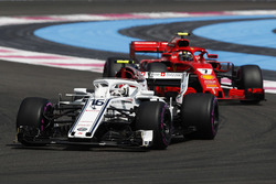 Charles Leclerc, Sauber C37 y Kimi Raikkonen, Ferrari SF71H