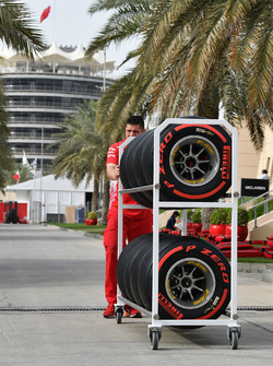 Mécanicien Ferrari et pneus Pirelli