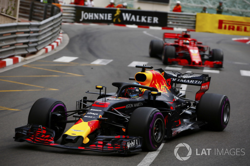 Daniel Ricciardo, Red Bull Racing RB14, leads Sebastian Vettel, Ferrari SF71H