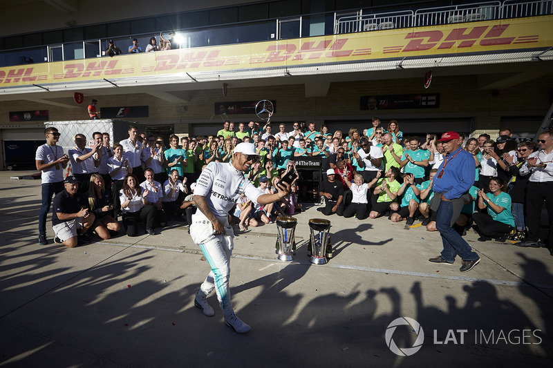 Race winner Lewis Hamilton, Mercedes AMG F1, the Mercedes team celebrate victory in the race and the