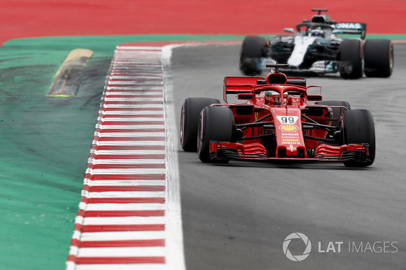 Antonio Giovinazzi, Ferrari SF71H, precede Valtteri Bottas, Mercedes AMG F1 W09