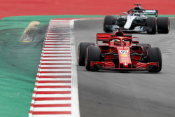 Antonio Giovinazzi, Ferrari SF71H, lidera a Valtteri Bottas, Mercedes AMG F1 W09