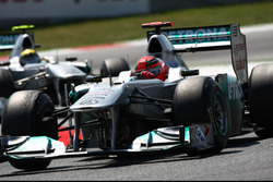 Michael Schumacher, Mercedes GP W02, devance Nico Rosberg, Mercedes GP W02