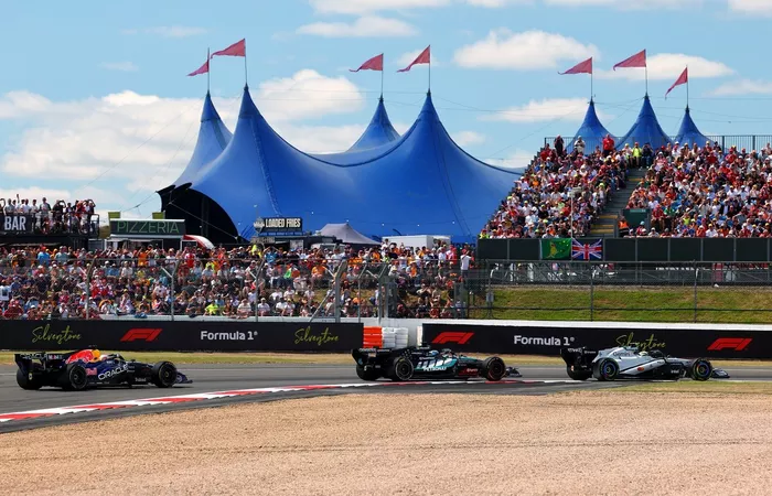 Lando Norris, McLaren, Max Verstappen, Red Bull Racing, George Russell, Mercedes