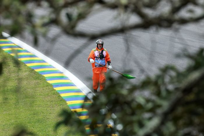  Un comisario atiende la pista